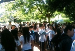 Estudantes plantam árvores no Parque Alfredo Nyfeller em Maringá para comemorar a Semana do Rio